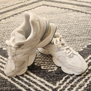 Women's New Balance 9060 Sneakers (Sea salt/concrete/silver)